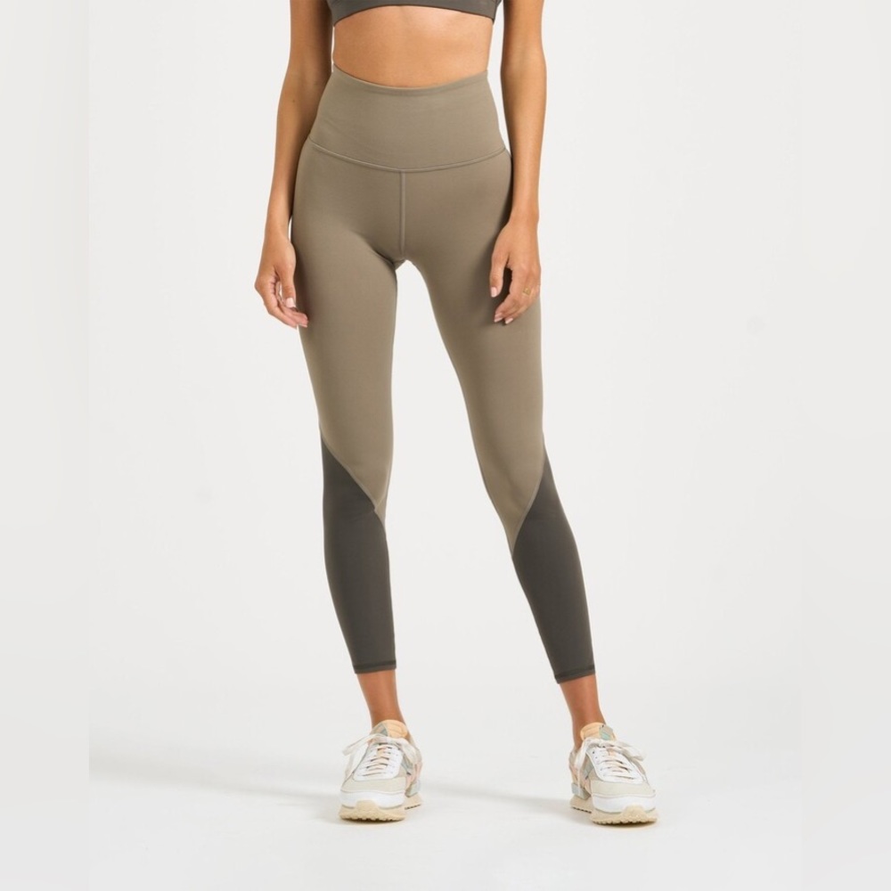 Vuori Colorblock Studio Legging in Light Oregano